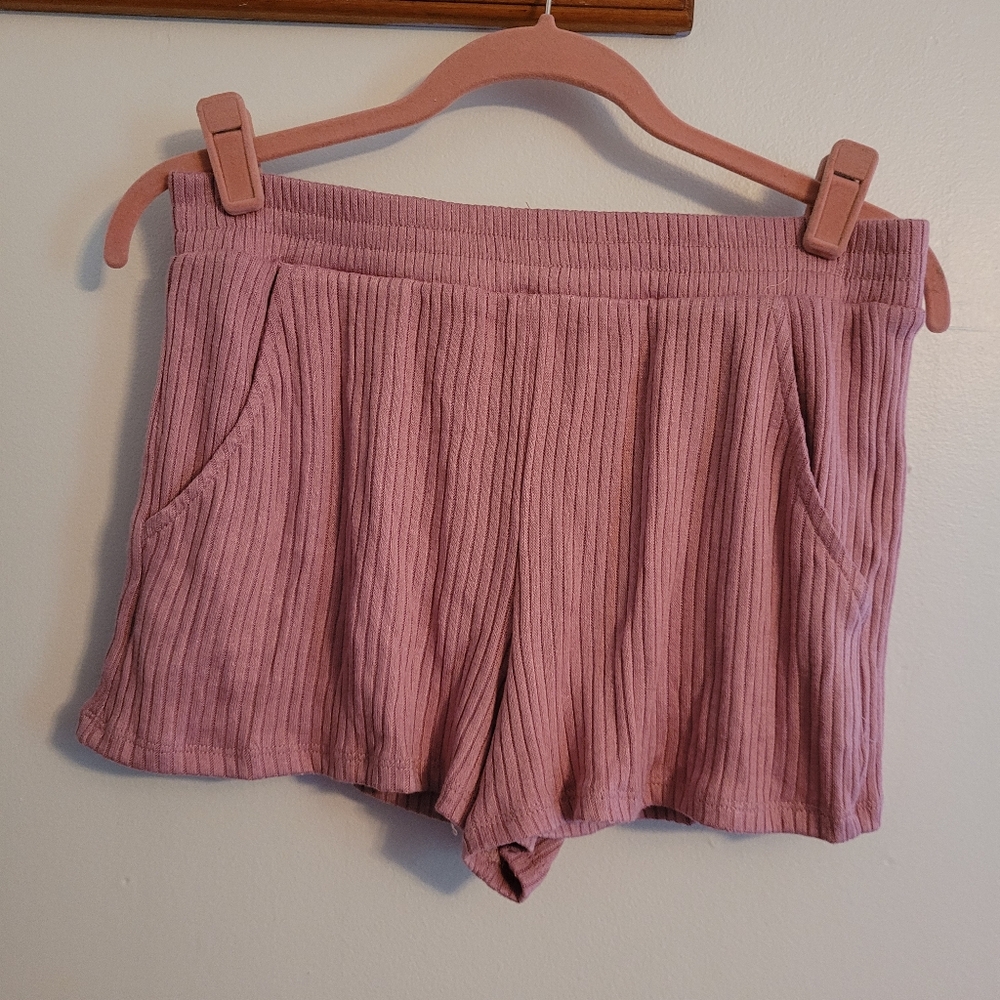Pink shorts with pockets